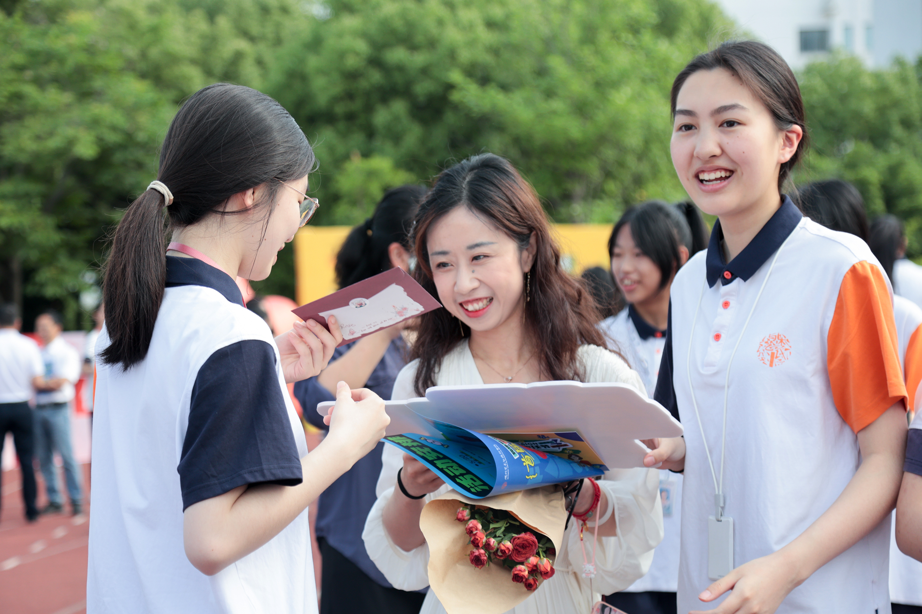 浙江：学校相关负责人与学生同标准共同用餐