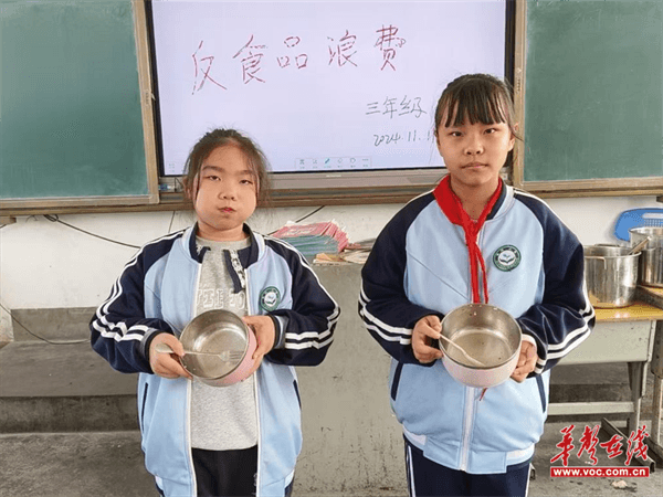 浙江：学校相关负责人与学生同标准共同用餐