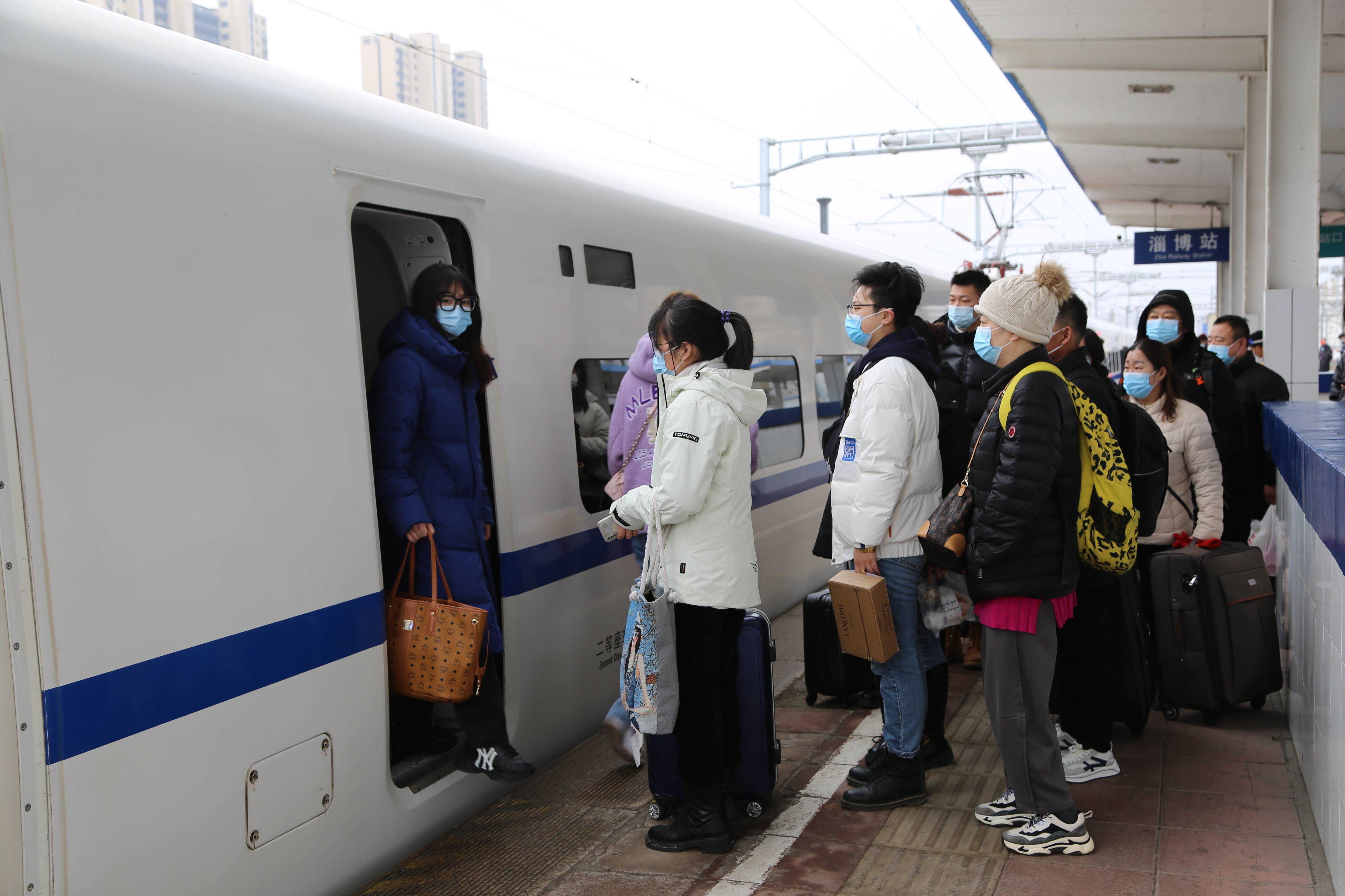 节前春运过半 深圳铁路到发旅客439.8万人次