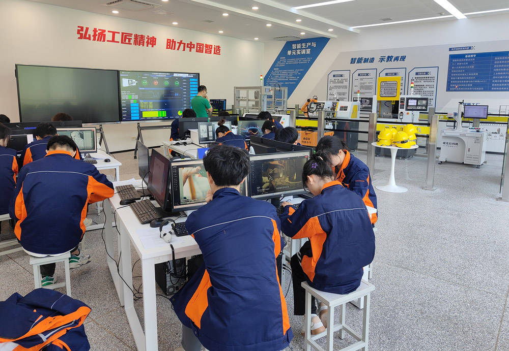 汉高集团高层到访华体科技智造基地